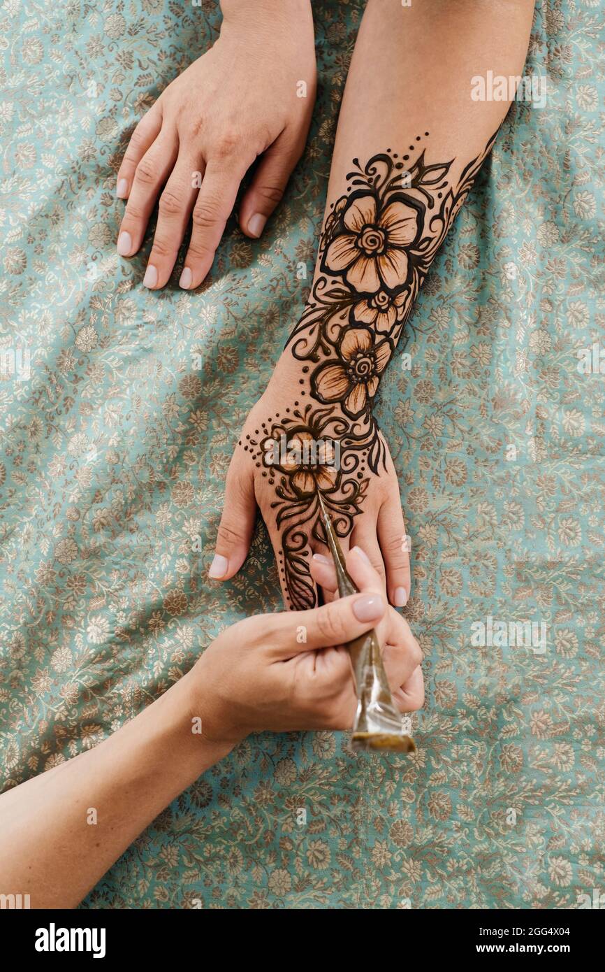 Mani del tatuaggio all'henné immagini e fotografie stock ad alta  risoluzione - Alamy