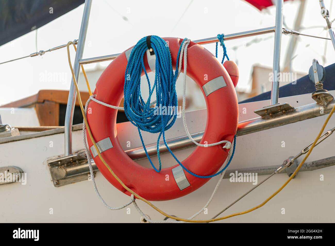 Anello arancione della linea di salvezza su una barca. Anello Lifebuoy. Vista sulla strada, foto di viaggio, messa a fuoco selettiva, sicurezza delle foto di concetto Foto Stock