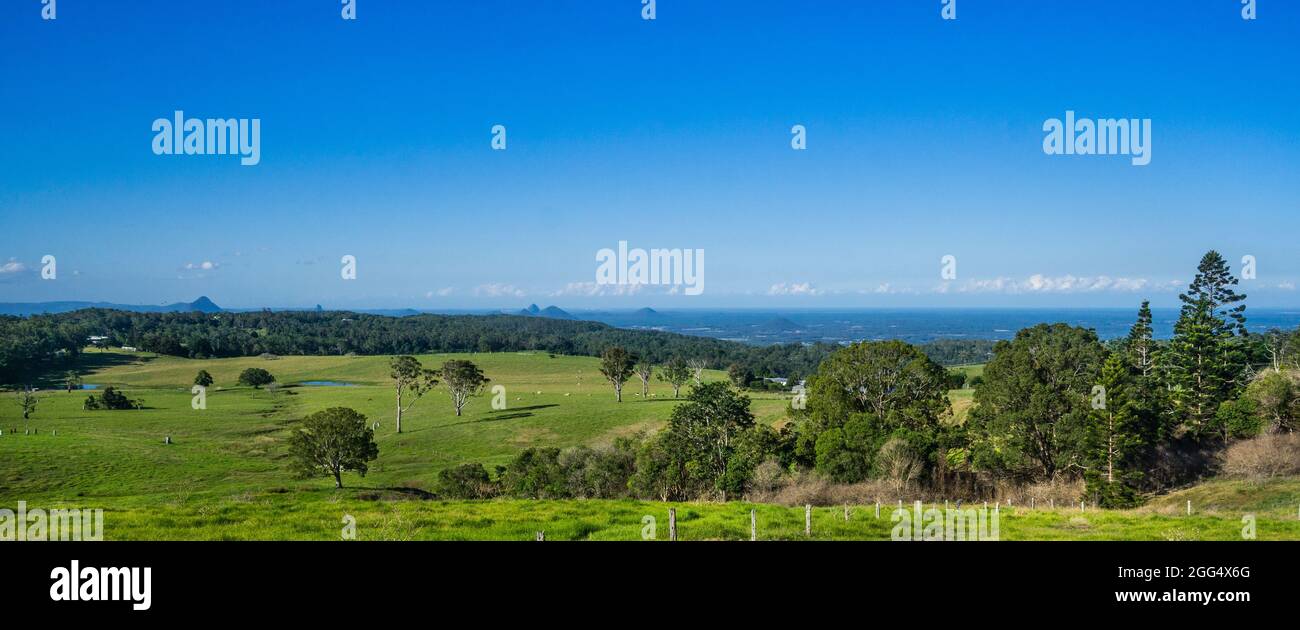 Vista delle montagne della Glass House dal Dahmongah Lookout al Monte Mee nella catena montuosa D’Aguilar, Queensland sud-orientale; Australia Foto Stock