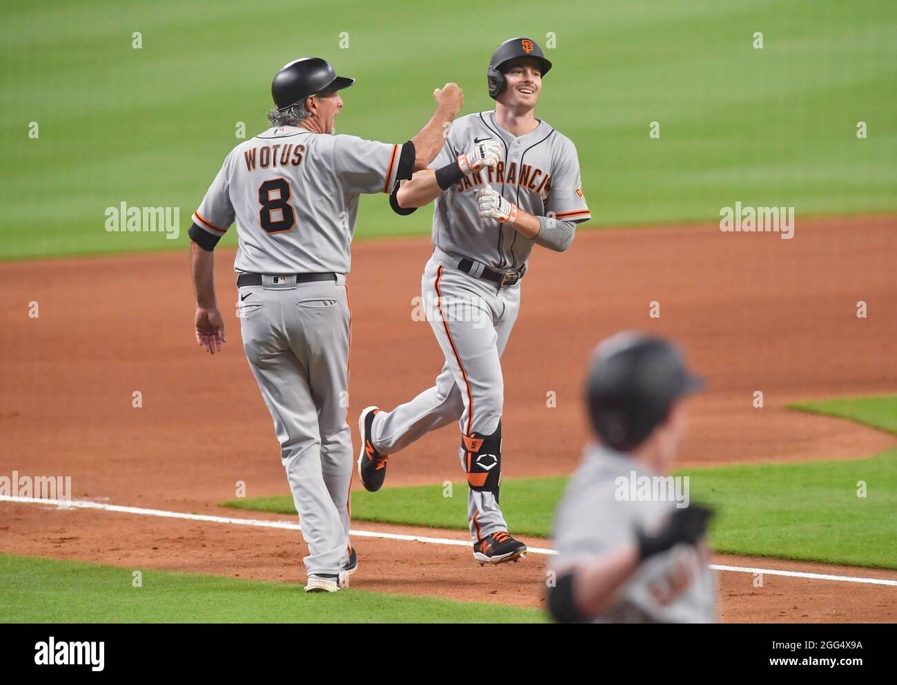Atlanta, Georgia, Stati Uniti. 28 agosto 2021. Mike Yastrzemski, fuorilegge dei giganti di San Francisco, celebra con il suo terzo allenatore di base, mentre percorre la terza linea di base dopo aver colpito una corsa a casa durante il settimo inning di una partita MLB contro gli Atlanta Braves al Truist Park di Atlanta, GA. Austin McAfee/CSM/Alamy Live News Foto Stock