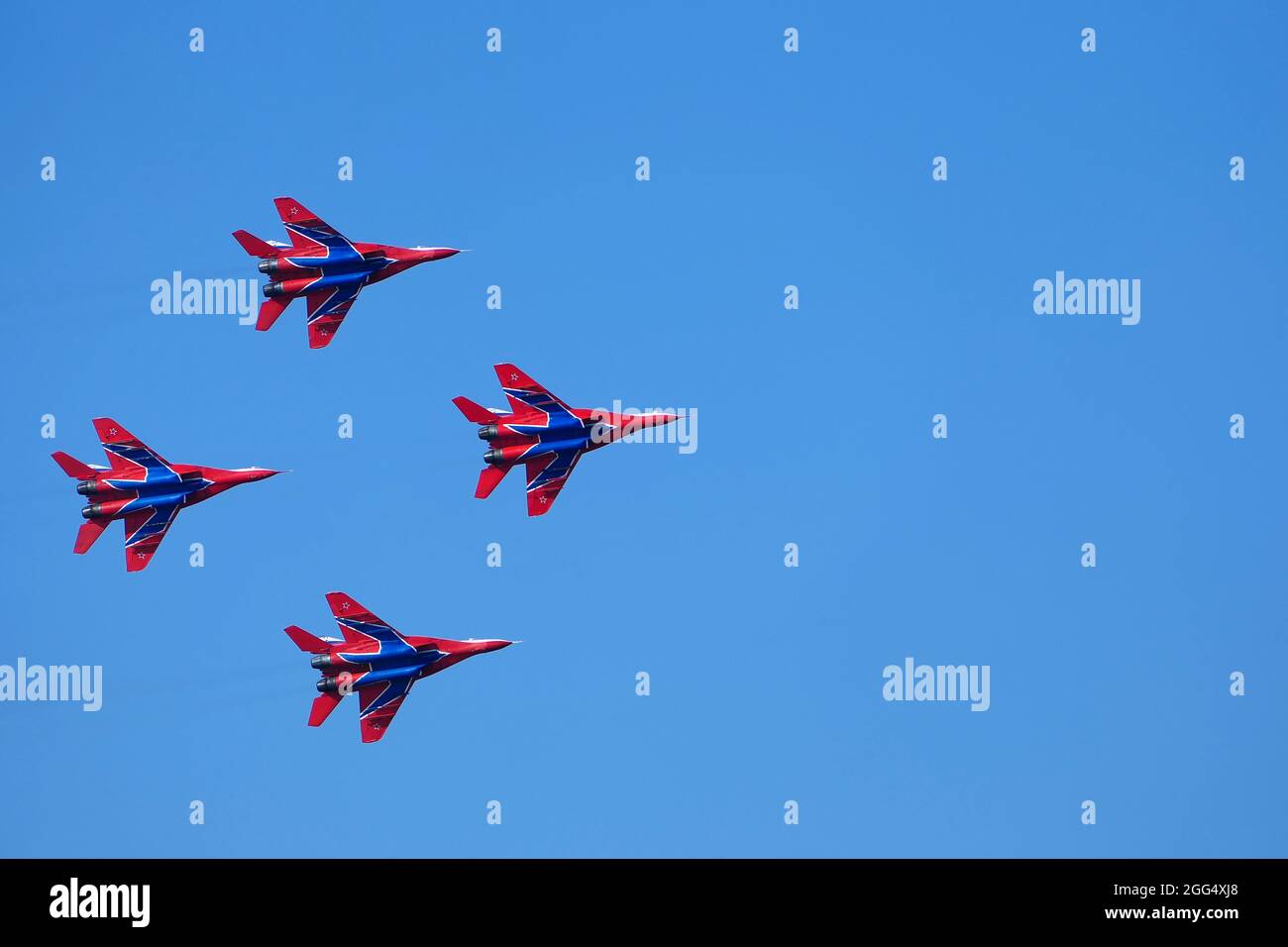 Nizhny Novgorod, Russia, 08.14, 2021.Air show. Aerobatic team Swifts, spettacoli dimostrativi. Velivolo militare Mig 29 nel cielo sopra la città. H Foto Stock