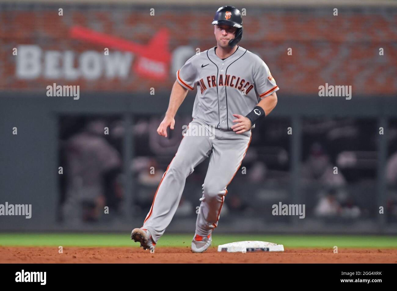 Atlanta, Georgia, Stati Uniti. 28 agosto 2021. Il catcher dei San Francisco Giants Buster Posey si ferma mentre raggiunge la seconda base durante l'ottava inning di una partita MLB contro gli Atlanta Braves al Truist Park di Atlanta, GA. Austin McAfee/CSM/Alamy Live News Foto Stock