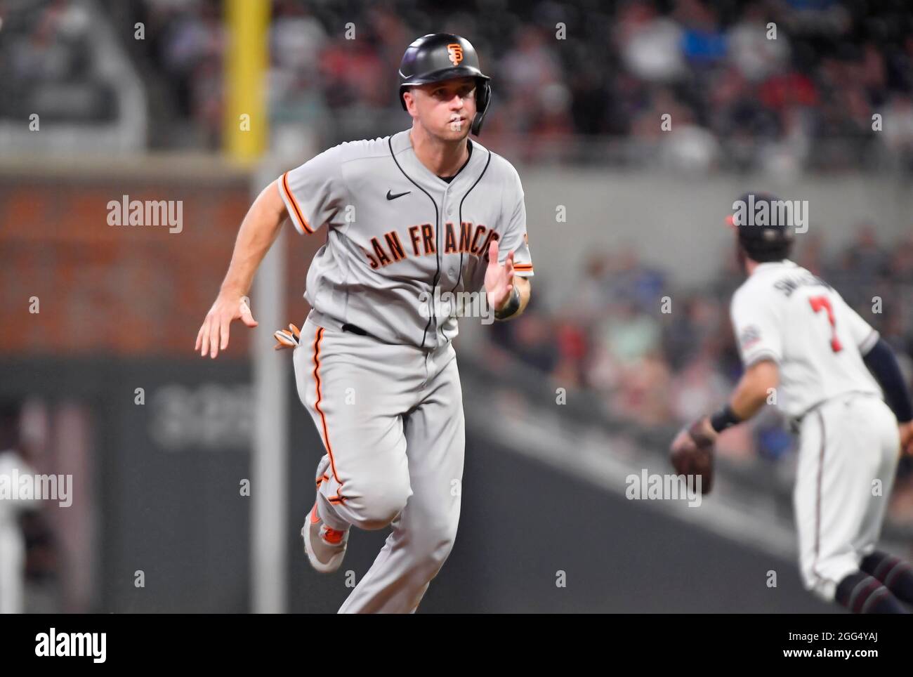 Atlanta, Georgia, Stati Uniti. 28 agosto 2021. Il catcher dei San Francisco Giants Buster Posey corre verso la terza base durante l'ottavo inning di una partita MLB contro gli Atlanta Braves al Truist Park di Atlanta, GA. Austin McAfee/CSM/Alamy Live News Foto Stock