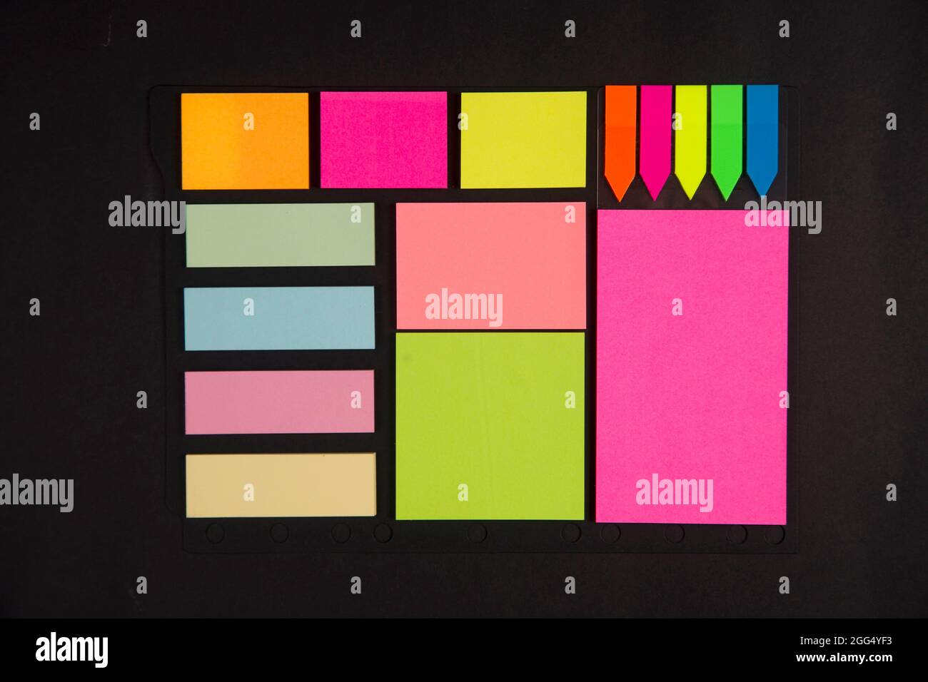 Piccoli fogli di carta colorata da scrivere sulle note Foto Stock