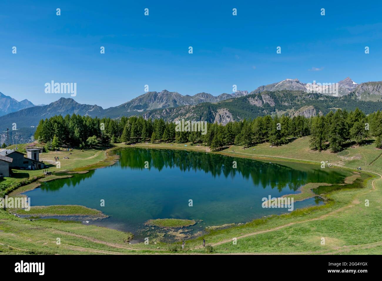 Vista panoramica sul lago di Lod, Chamois, Valtournenche, Valle d'Aosta, Italia, nella stagione estiva Foto Stock