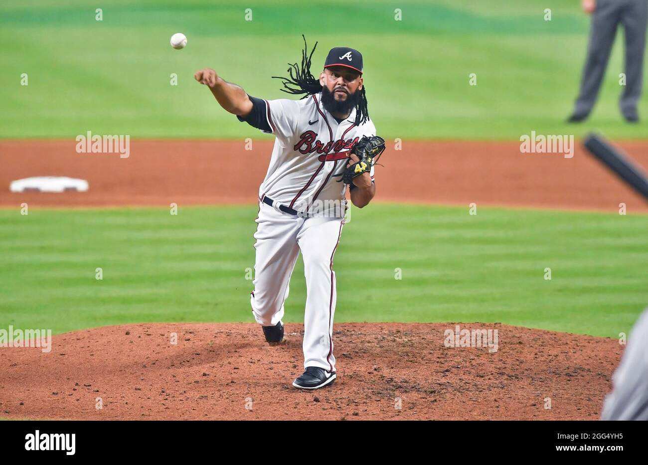 Atlanta, Georgia, Stati Uniti. 28 agosto 2021. Richard Rodriguez, lanciatore di Atlanta Braves, si presenta al settimo inning di una partita MLB contro i San Francisco Giants al Truist Park di Atlanta, GA. Austin McAfee/CSM/Alamy Live News Foto Stock