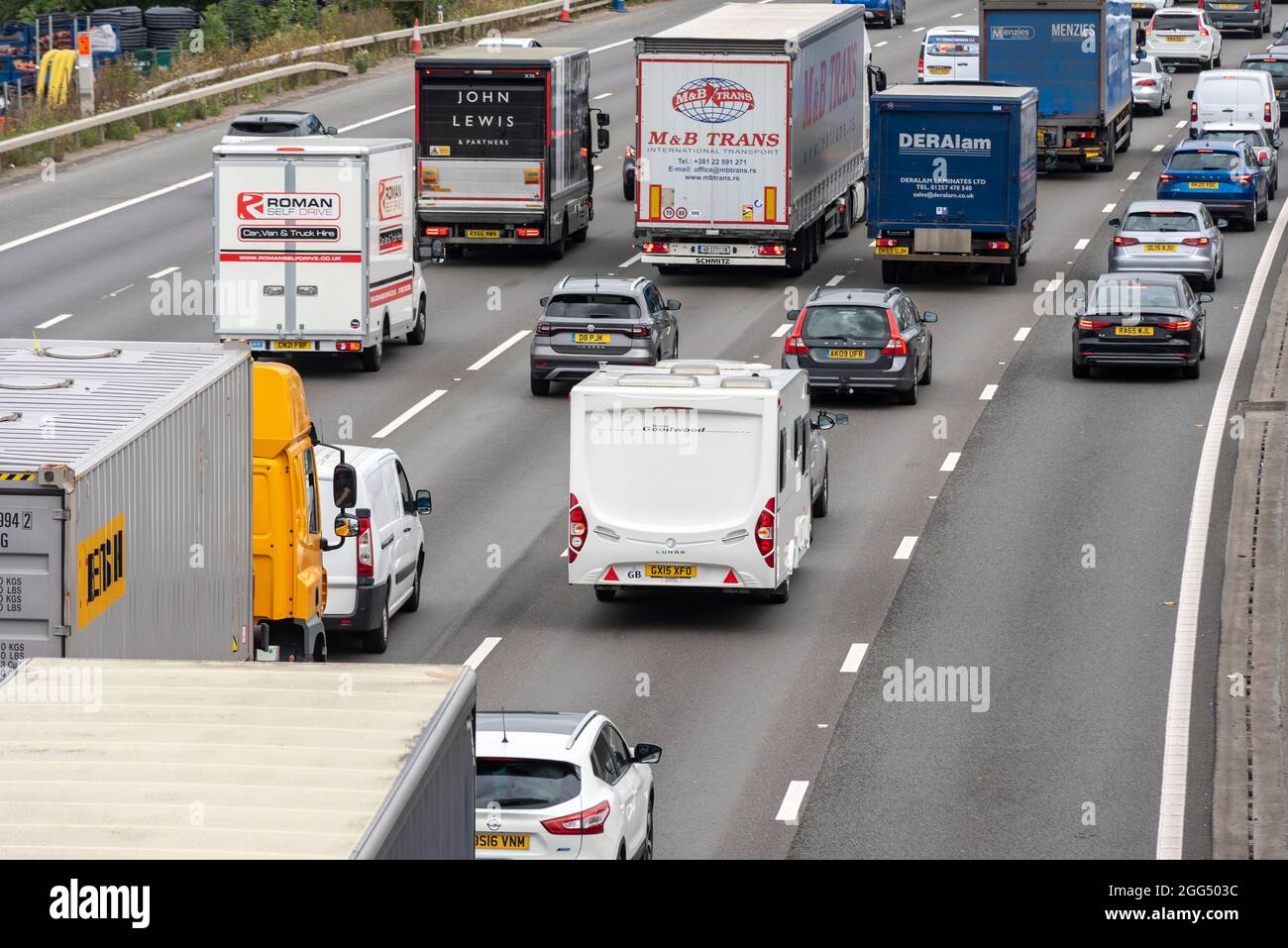 Caravan vacanzieri in traffico in partenza per il fine settimana di festa sulla M25 vicino Heathrow. Traffico intenso Foto Stock