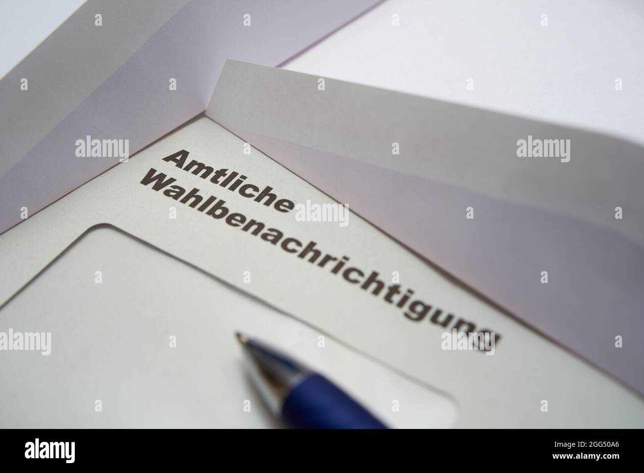 Lettere nere su busta bianca: Notifica ufficiale delle elezioni (in tedesco: Amtliche Wahlbenachrichtigung). elezioni federali del 2021 in germania. 2 op Foto Stock