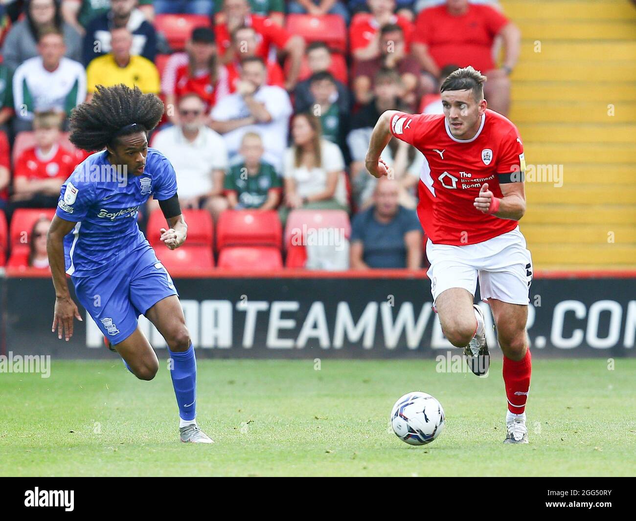 Barnsley, Regno Unito. 28 agosto 2021. Liam Kitching #5 di Barnsley in azione durante la partita a Barnsley, Regno Unito il 8/28/2021. (Foto di Craig Hawkhead/News Images/Sipa USA) Credit: Sipa USA/Alamy Live News Foto Stock