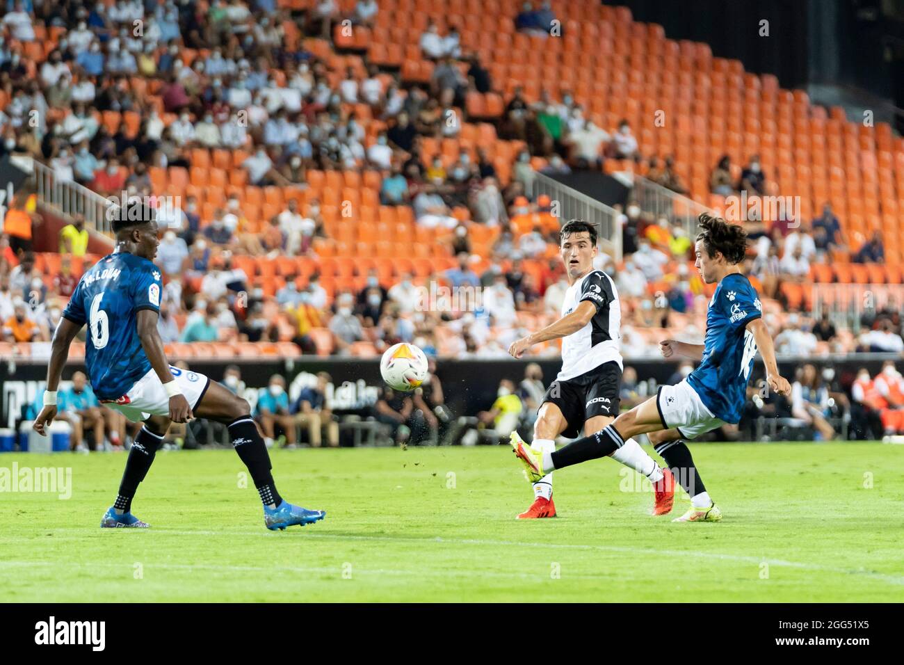 Valencia, Spagna. 27 ago 2021. Thierry Rendall Correia di Valencia CF, Mamadou Loum e Facundo Pellistri di Deportivo Alaves in azione durante la partita di calcio spagnola la Liga tra Valencia CF e Deportivo Alavés allo stadio Mestalla.Punteggio finale; Valencia CF 3:0 Deportivo Alaves. Credit: SOPA Images Limited/Alamy Live News Foto Stock