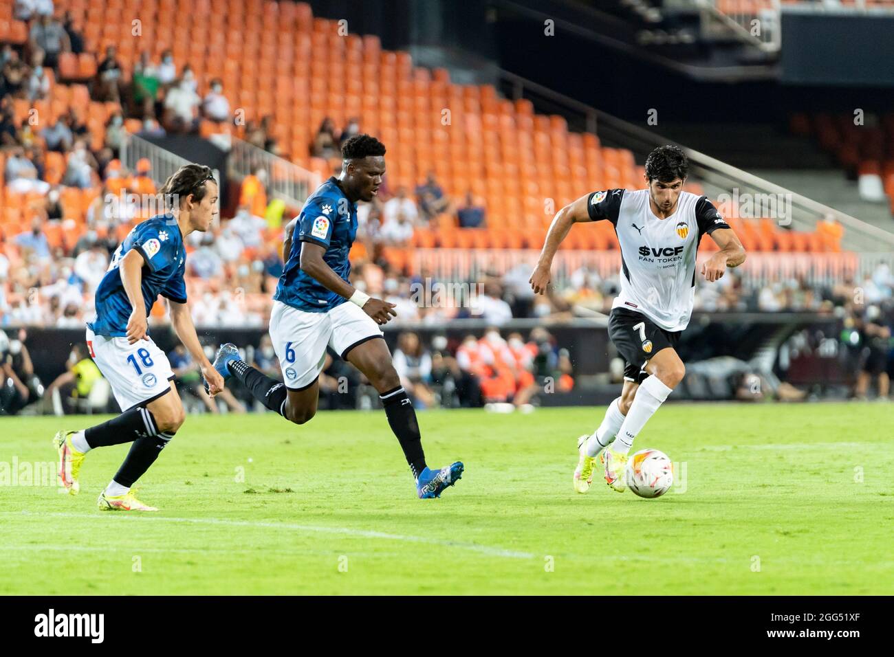 Valencia, Spagna. 27 ago 2021. Goncalo Guedes di Valencia CF, Facundo Pellistri e Mamadou Loum di Deportivo Alaves in azione durante la partita di calcio spagnola la Liga tra Valencia CF e Deportivo Alavés allo stadio Mestalla. Punteggio finale; Valencia CF 3:0 Deportivo Alaves. (Foto di Xisco Navarro/SOPA Images/Sipa USA) Credit: Sipa USA/Alamy Live News Foto Stock