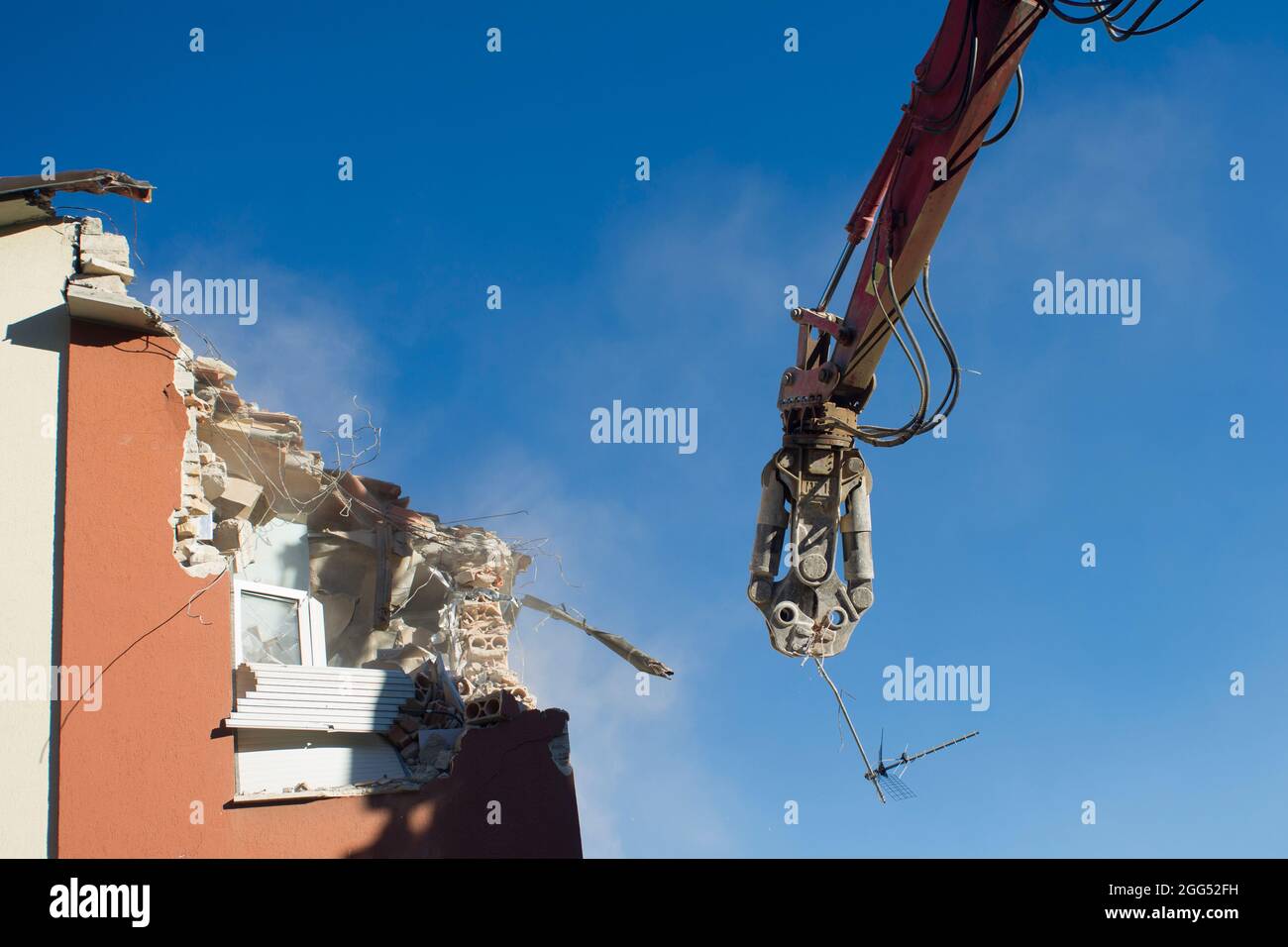 La demolizione controllata di una casa resa inabitabile dal terremoto in Italia centrale Foto Stock