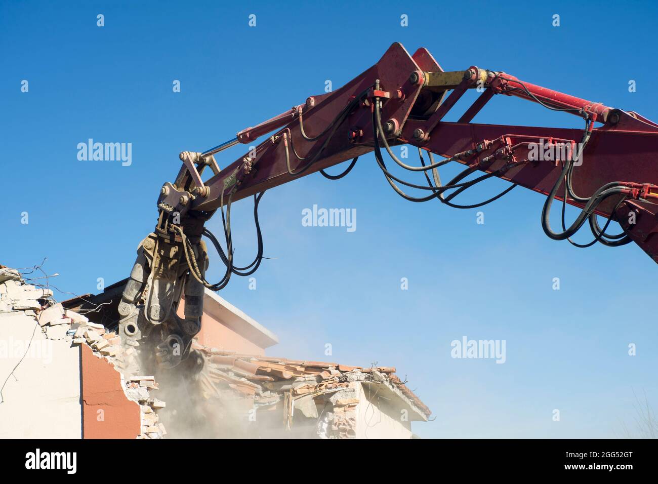 La demolizione controllata di una casa resa inabitabile dal terremoto in Italia centrale Foto Stock