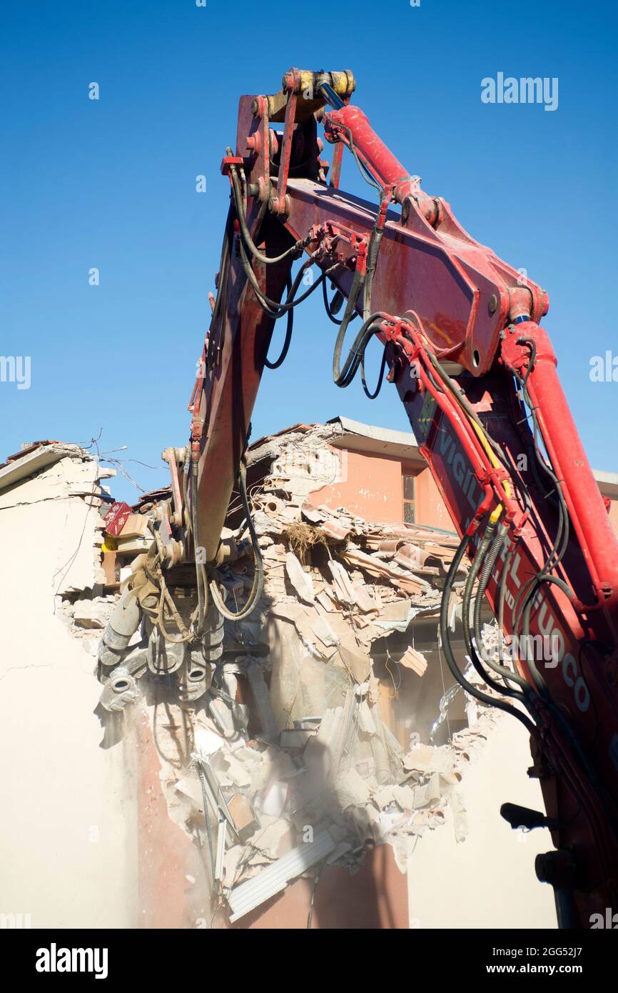 La demolizione controllata di una casa resa inabitabile dal terremoto in Italia centrale Foto Stock