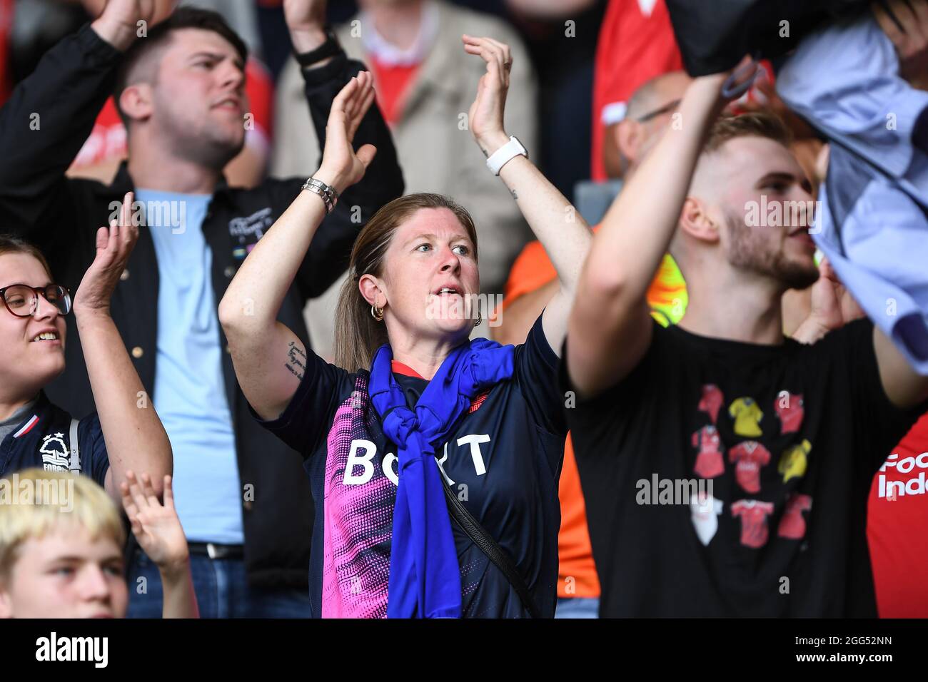 DERBY, REGNO UNITO. 28 AGOSTO i tifosi della foresta di Nottingham festeggiano dopo il fischio finale durante la partita del campionato Sky Bet tra la contea di Derby e la foresta di Nottingham al Pride Park di Derby sabato 28 agosto 2021. (Credit: Jon Hobley | MI News) Credit: MI News & Sport /Alamy Live News Foto Stock