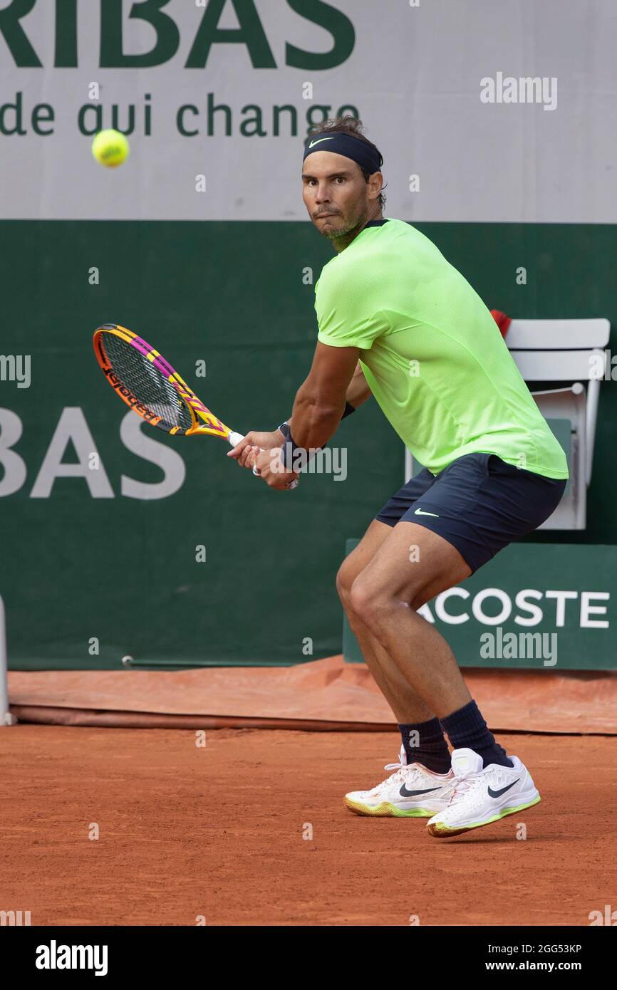 Giocatore di tennis spagnolo Rafael Nadal che gioca a backhand shot, torneo di tennis del French Open 2021, Parigi, Francia. Foto Stock