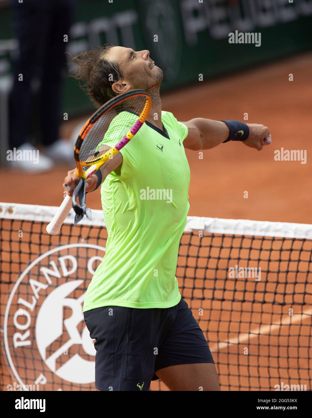 Tennis Spagnolo Rafael Nadal (ESP) festeggia il punto di incontro durante il torneo di tennis del French Open 2021, Parigi, Francia Foto Stock