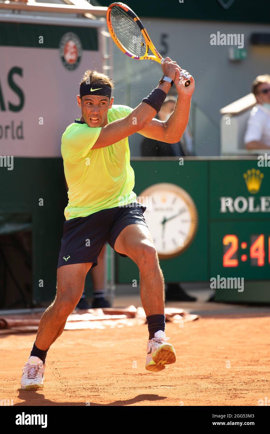 Giocatore di tennis spagnolo Rafael Nadal che gioca a backhand shot, torneo di tennis del French Open 2021, Parigi, Francia Foto Stock