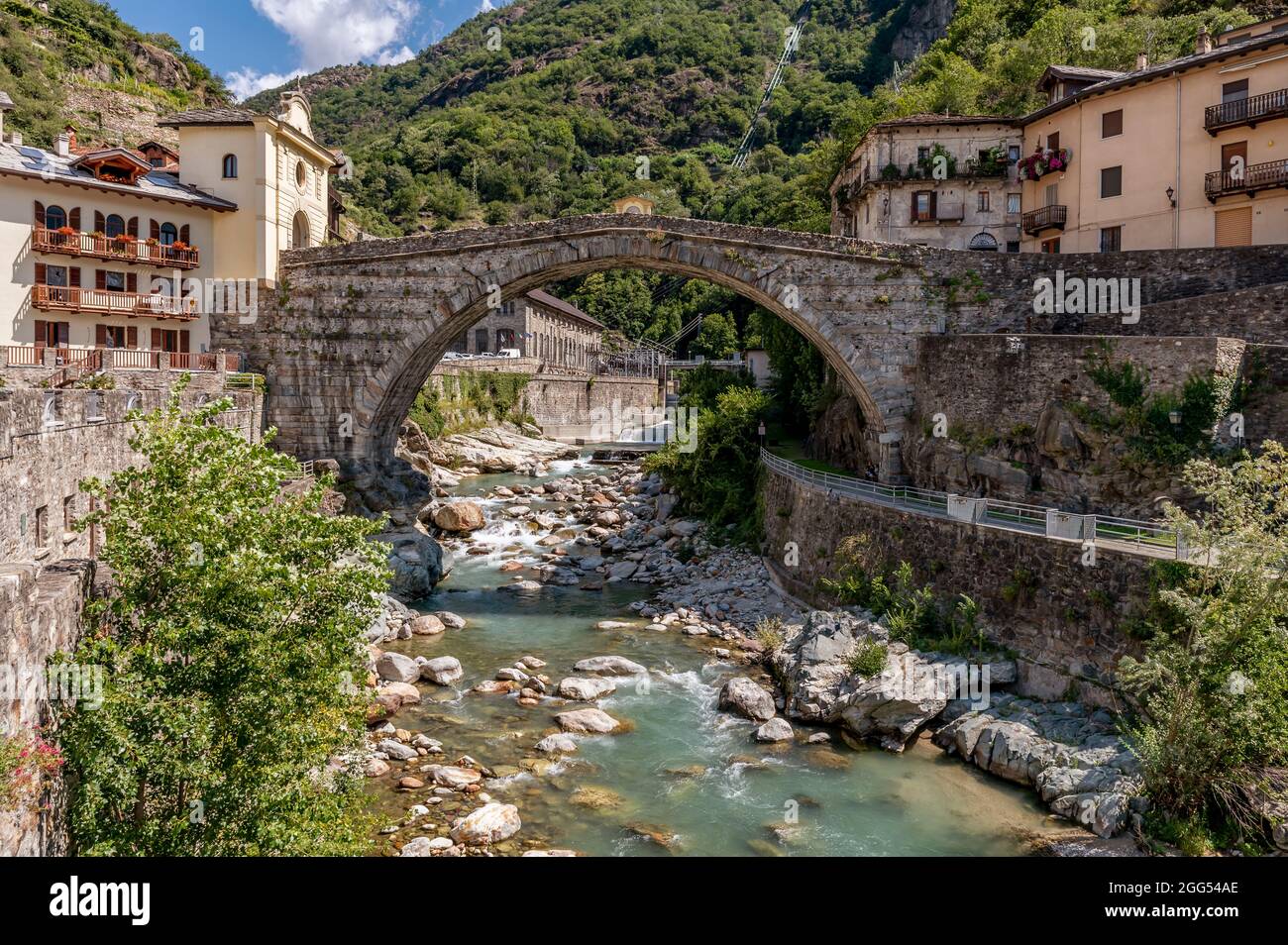 L'antico ponte di Pont Saint Martin, nel centro storico dell'omonimo borgo, in una giornata di sole, Valle d'Aosta, Italia Foto Stock