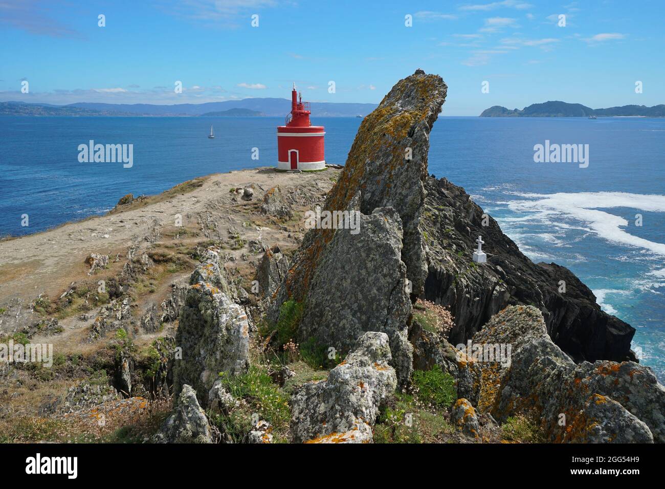 Faro e roccia sulla costa atlantica in Galizia, Spagna, provincia Pontevedra, Cangas, Cabo Home Foto Stock
