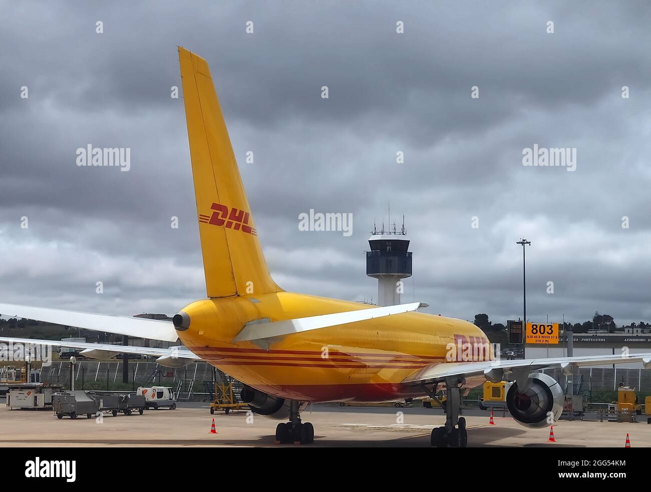 Aereo giallo DHL in aeroporto Foto Stock
