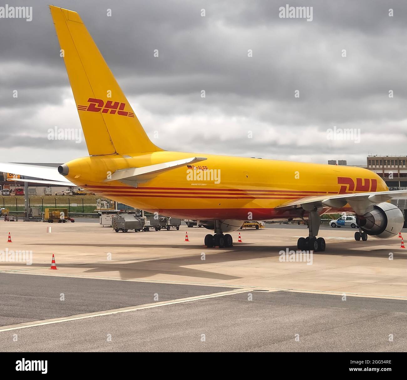 Aereo giallo DHL in aeroporto Foto Stock