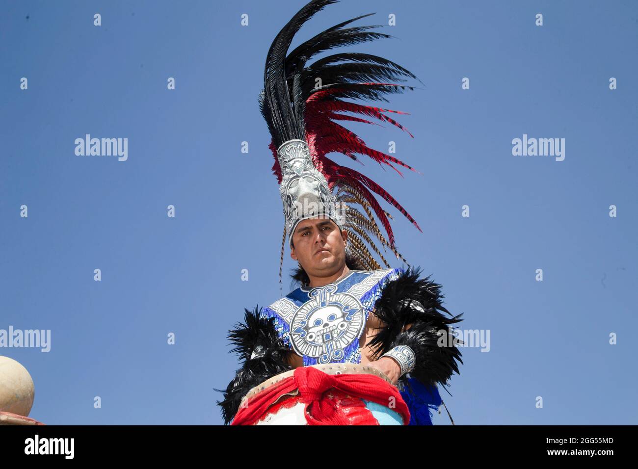 TEOTIHUACAN, MESSICO - AGOSTO 26: Un uomo si pone vestito da guerriero azteco nell'area di gioco della palla azteca come parte di una cerimonia pre-ispanica nella zona archeologica. Il 26 agosto 2021 a Teotihuacan, Messico. Foto: Ricardo Castelan / Gruppo Eyepix / il Photo Access Foto Stock