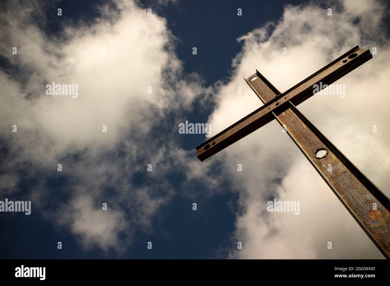 Il simbolo di ferro della religione cattolica visto nel cielo nuvoloso Foto Stock