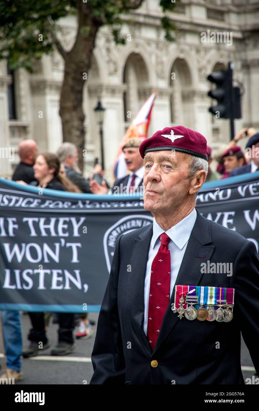 MBE awardee e le proteste dei veterani militari britannici a Londra per il trattamento dei veterani da parte dei successivi governi del Regno Unito. Foto Stock