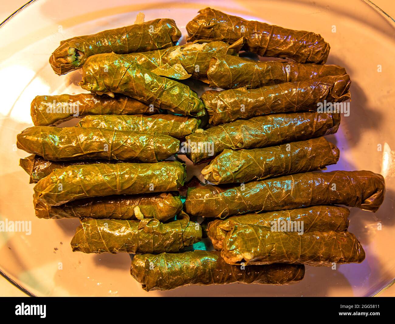 foglie di vite cotte con olio d'oliva Foto Stock