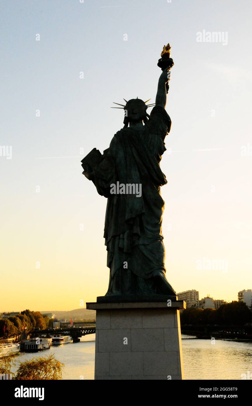 FRANCIA. PARIGI (75) 15E ARR. STATUA DELLA LIBERTÀ DELLO SCULTORE AUGUSTE BARTHOLDI ACCANTO AL PONTE DE GRENELLES Foto Stock