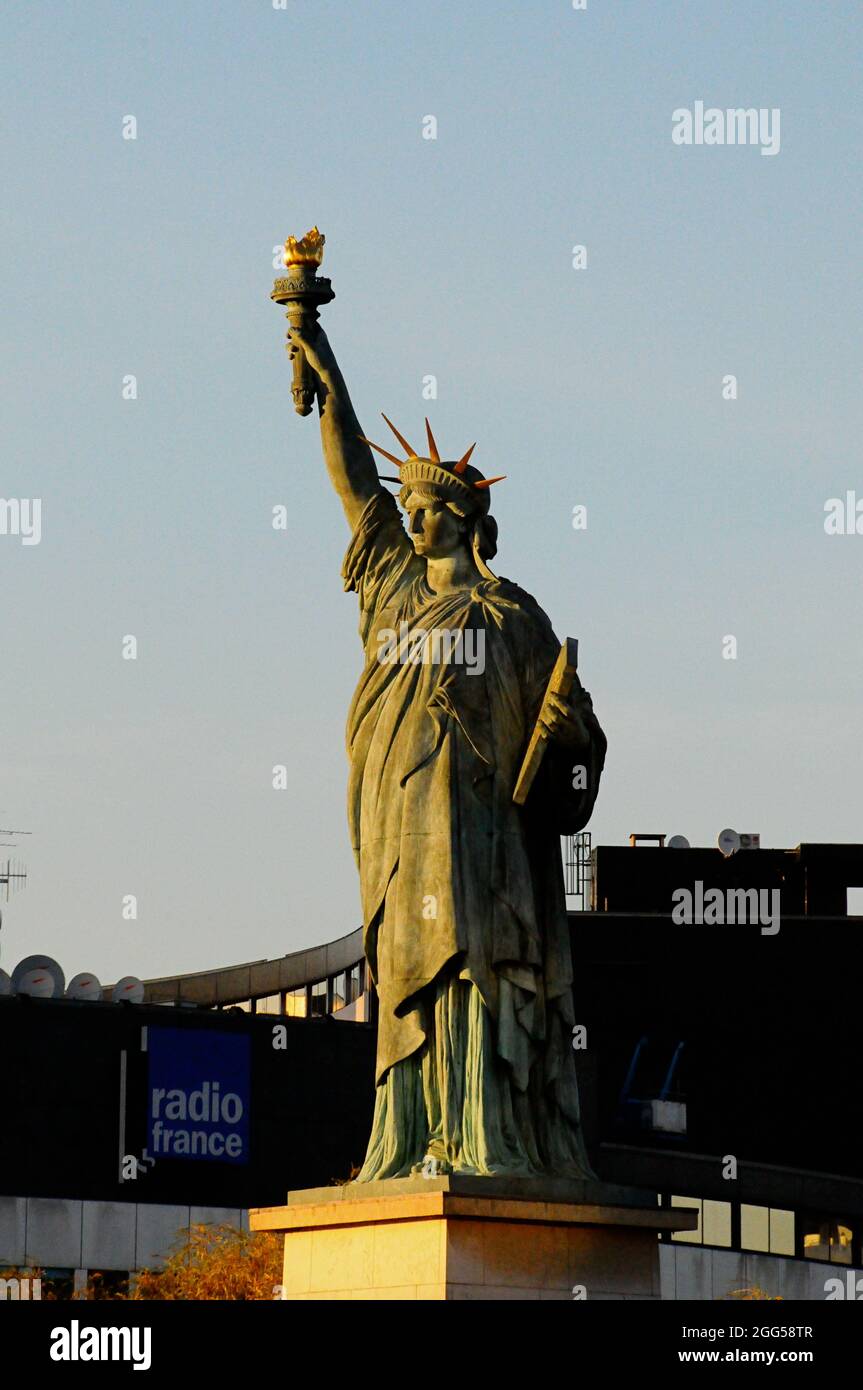 FRANCIA. PARIGI (75) 15E ARR. PONTE DI GRENELLES. LA STATUA DELLA LIBERTÀ DELLO SCULTORE AUGUSTE BARTHOLDI COPT DI QUELLO DI NEW YORK) Foto Stock