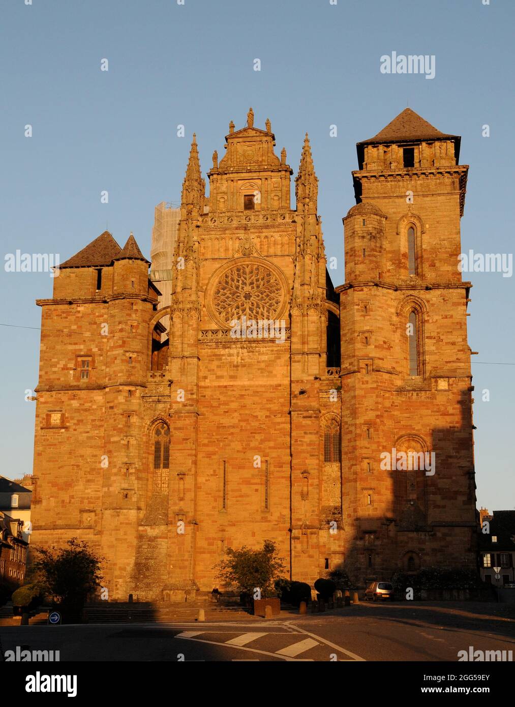 FRANCIA. REGIONE DEI PIRENEI. AVEYRON (12) RODEZ. LA CATTEDRALE DI NOTRE DAME E LA TORRE FRANCOIS D'ESTAING Foto Stock