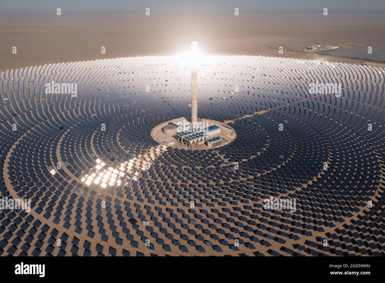 Produzione di energia fotovoltaica, solare Thermal Power Station. Girato a Dunhuang, Cina. Foto Stock