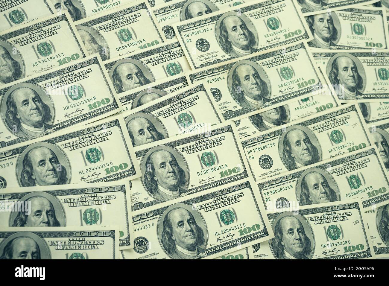 Un mucchio di denaro di cento banconote statunitensi con ritratto del presidente Franklin. Contanti di cento fatture del dollaro, fondo di valuta di carta. Foto Stock