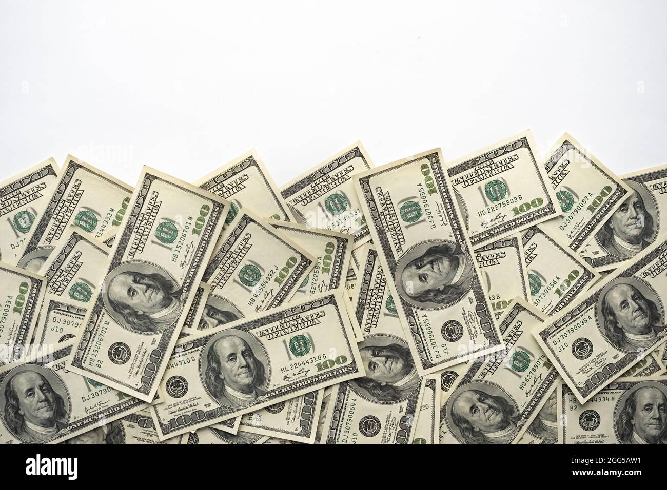 Un mucchio di soldi di cento banconote statunitensi con ritratto del presidente Franklin su sfondo bianco. Contanti di cento fatture del dollaro, fondo di valuta di carta Foto Stock