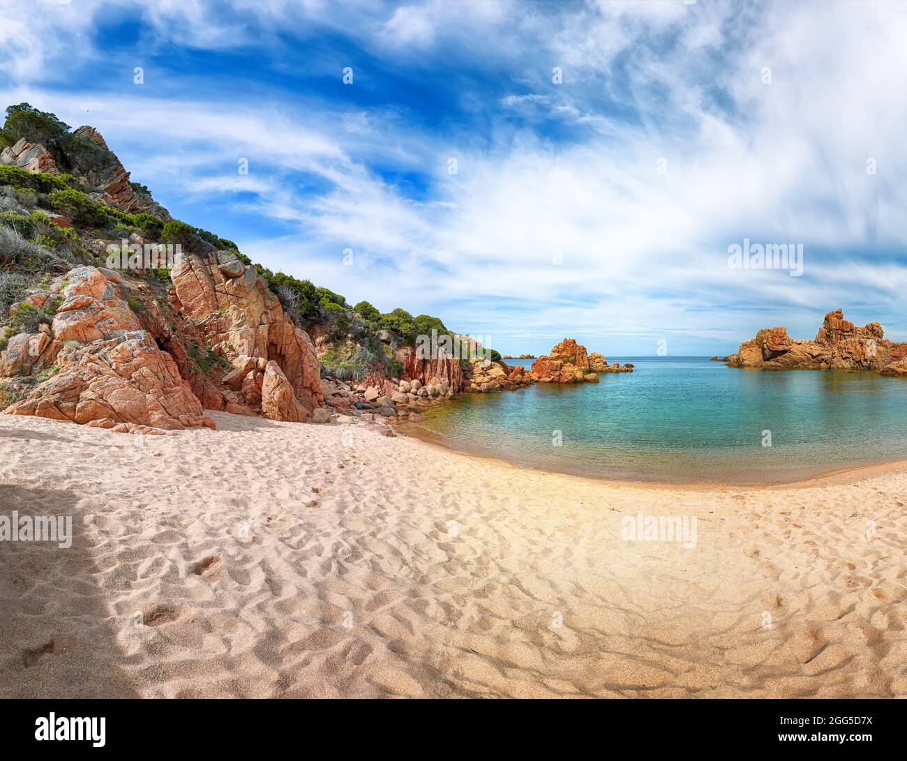 Vista mozzafiato della spiaggia di li Cossi sulla località Costa Paradiso. Pittoresco mare del Mediterraneo. Ubicazione: Costa Paradiso, Provincia di Sassar Foto Stock