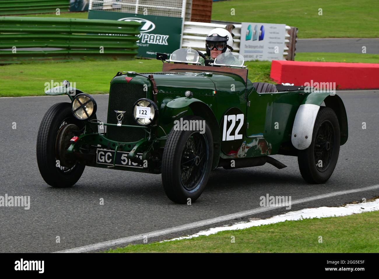 Nicholas Bennett, Alvis Silver Eagle, Proprietario - driver - Mechanic Pre-War Sports Cars, Bob Gerard Memorial Trophy Races Meeting, VSCC Formula Vintage, M. Foto Stock