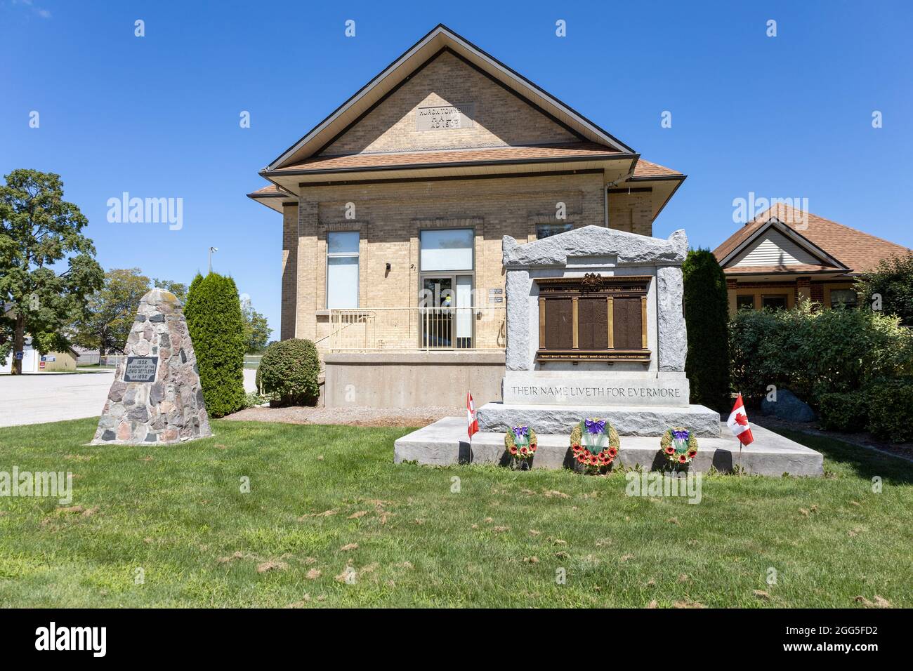 Huron Township Hall Municipal Office e Cenotaph a Ripley Town Center Ontario Foto Stock