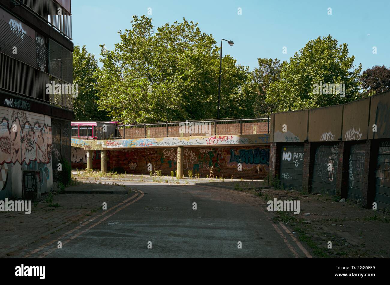 LONDRA, REGNO UNITO - Lug 06, 2013: The Heygate Estate, UNA grande proprietà immobiliare a Walworth, Southwark, South London Foto Stock