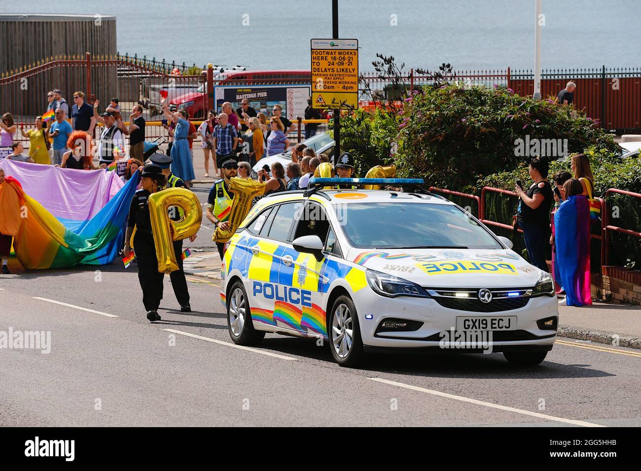 Hastings, East Sussex, Regno Unito. 29 Agosto 2021. La sfilata Pride 2021 ritorna nella cittadina balneare di Hastings, nel Sussex orientale, la domenica delle feste della Banca, con il tema del ritorno agli anni '80. L'auto della polizia testa in su la sfilata con le decalcomanie dell'orgoglio. Photo Credit: Paul Lawrenson /Alamy Live News Foto Stock