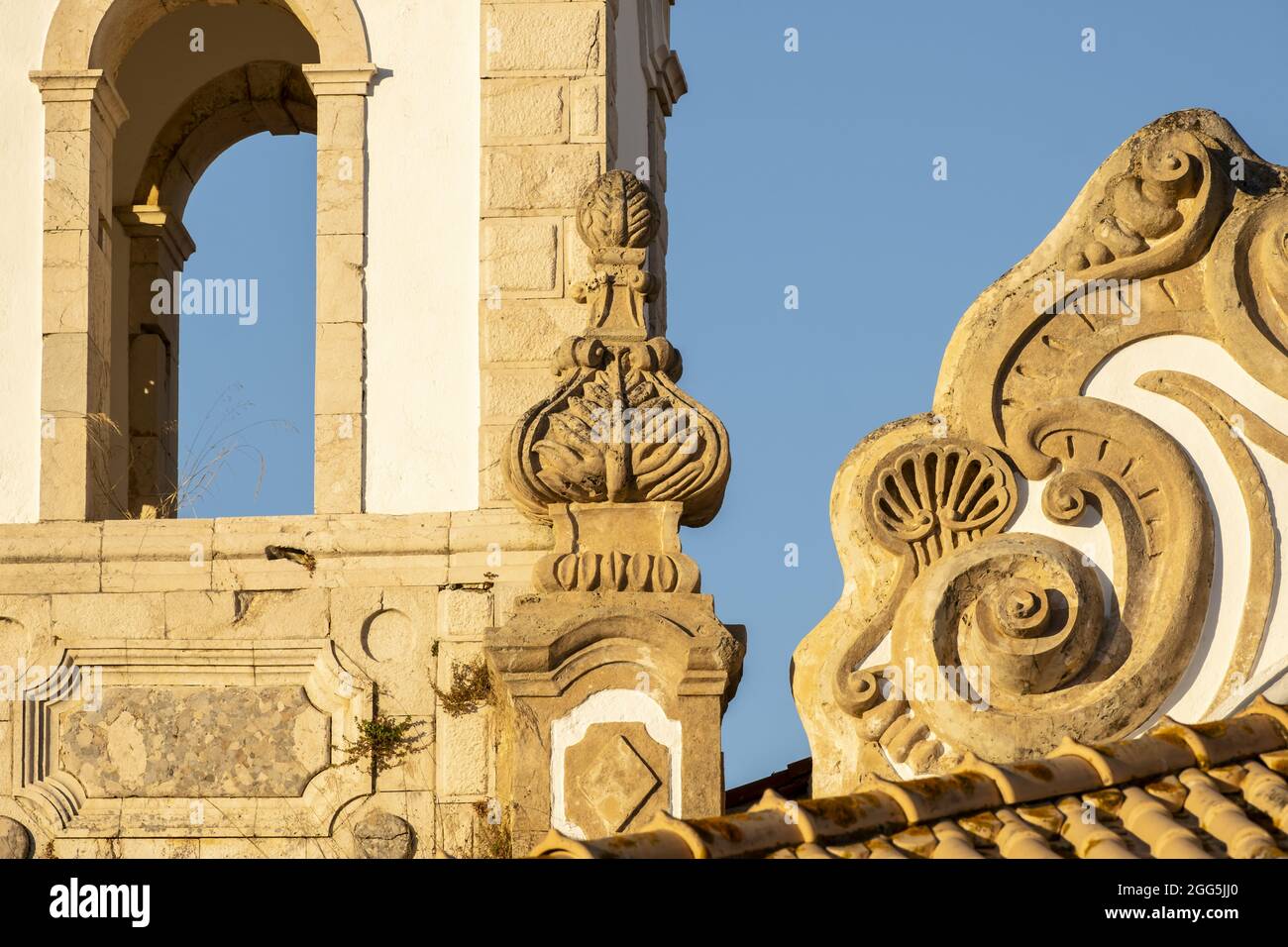 Particolare dei voluti del frontone della Chiesa di Sant'Antonio di Lagos, Algarve Portogallo Foto Stock