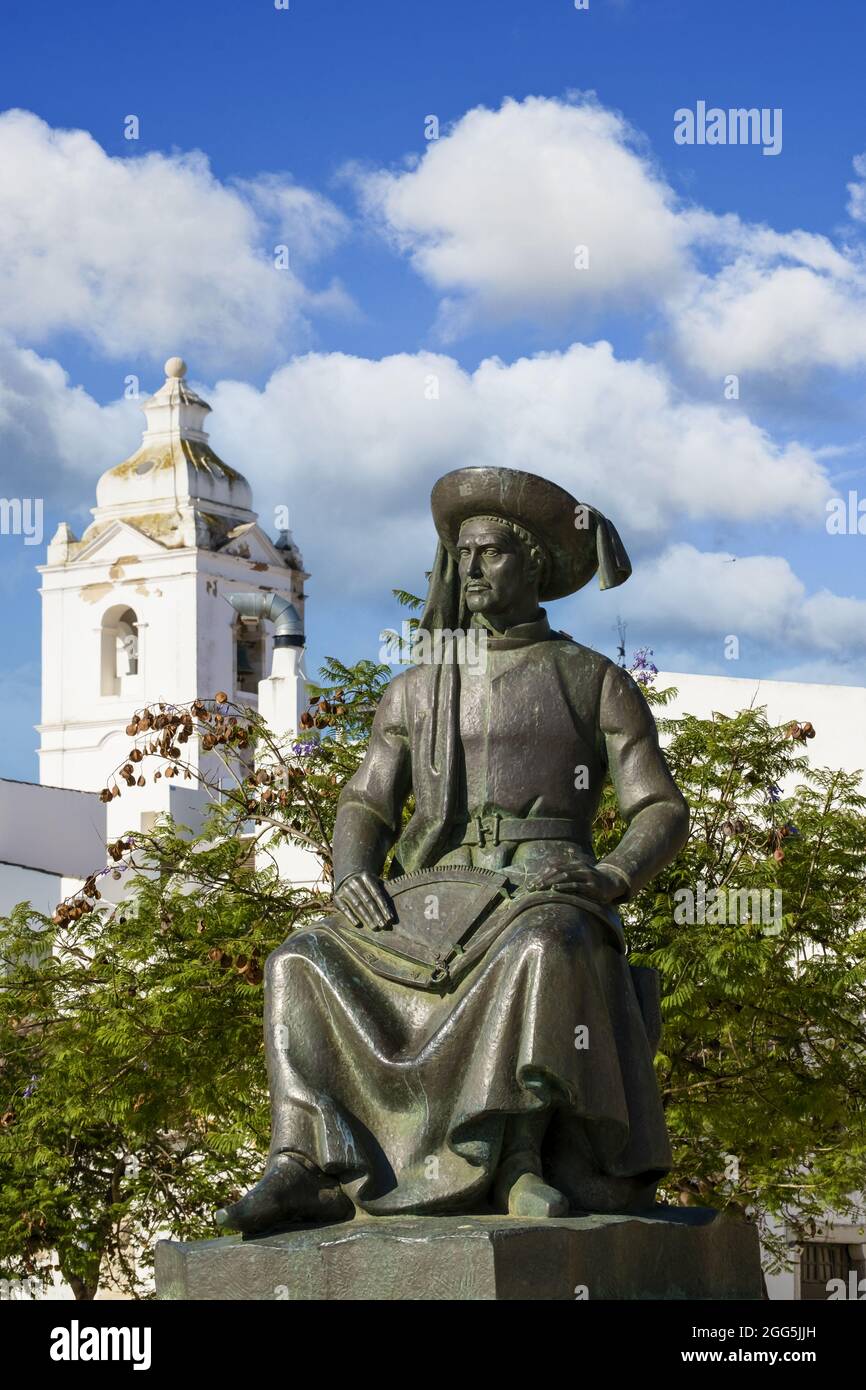 Statua dell'Infante D. Henrique, conosciuta anche come Principe Enrico il Navigatore, situata nella storica città vecchia di Lagos, Portogallo Foto Stock