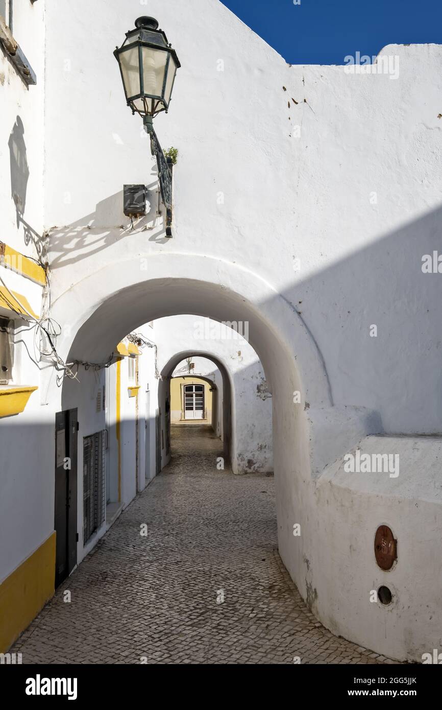 Vicolo, archi e lampioni a Lagos, Algarve Portogallo Foto Stock