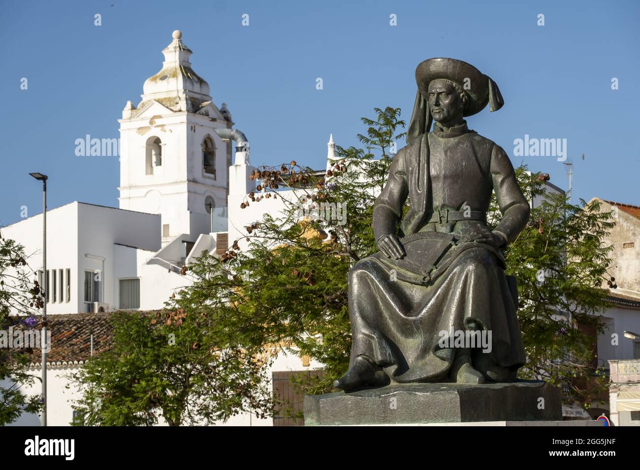 Statua dell'Infante D. Henrique, conosciuta anche come Principe Enrico il Navigatore, situata nella storica città vecchia di Lagos, Portogallo Foto Stock
