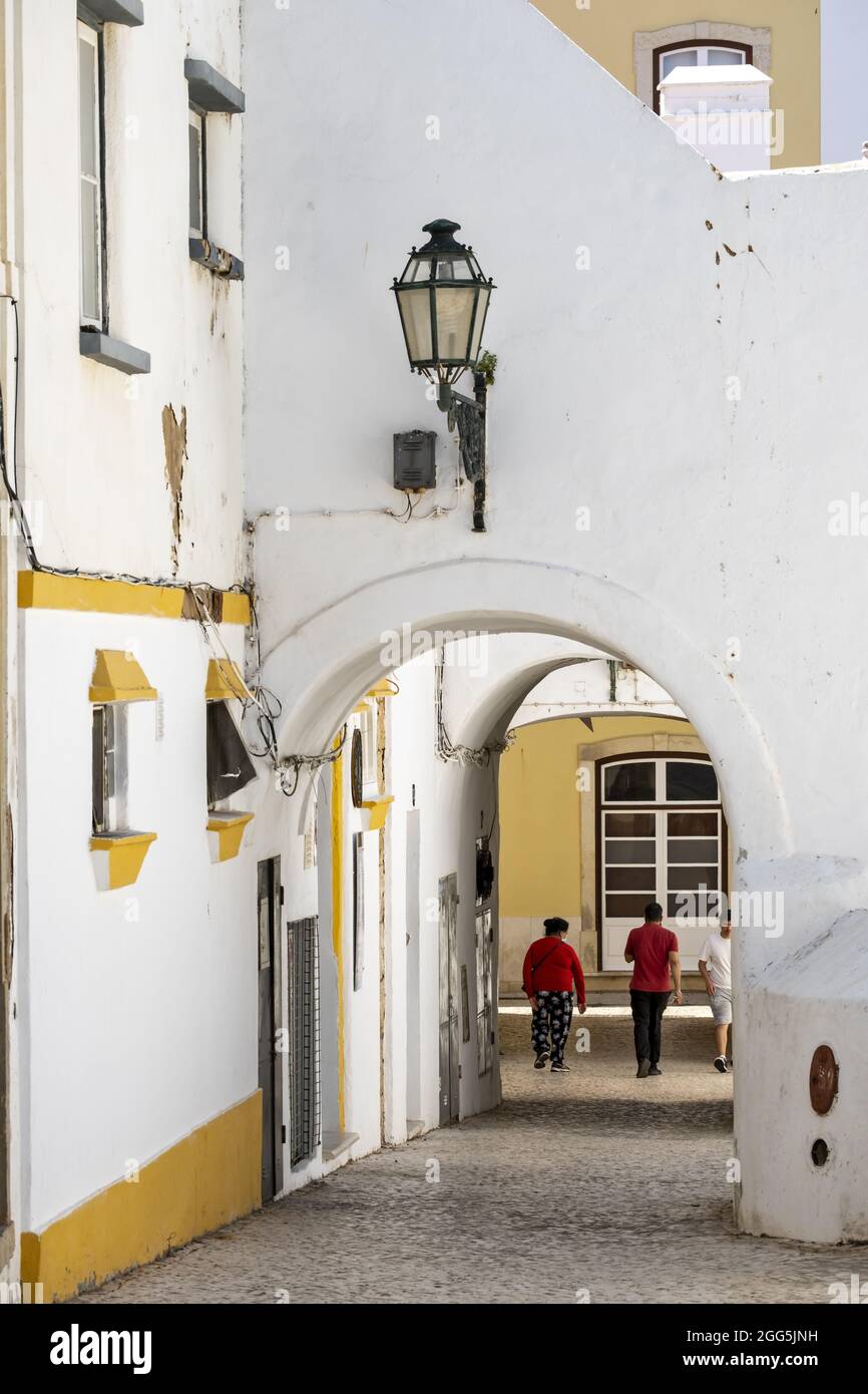 Vicolo, archi e lampioni a Lagos, Algarve Portogallo Foto Stock