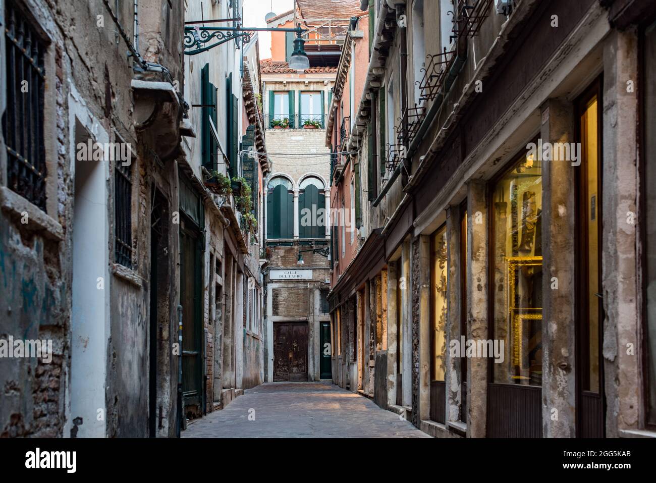 Venezia - Agosto 2021: Strade vuote di turisti a Venezia. Calle del Fabro. Foto Stock