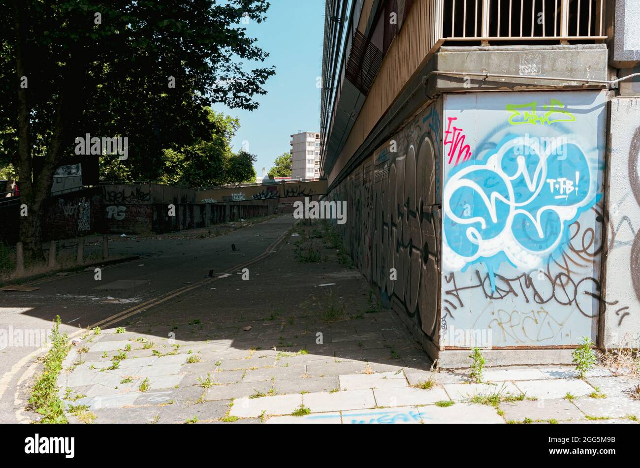 LONDRA, REGNO UNITO - Lug 06, 2013: The Heygate Estate, UNA grande proprietà immobiliare a Walworth, Southwark, South London Foto Stock