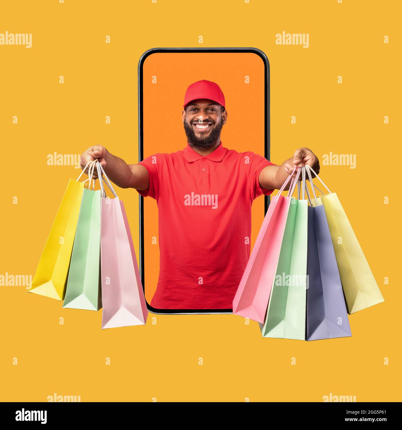 Courier nero sullo schermo del telefono che dà i sacchetti del compratore, sfondo giallo Foto Stock