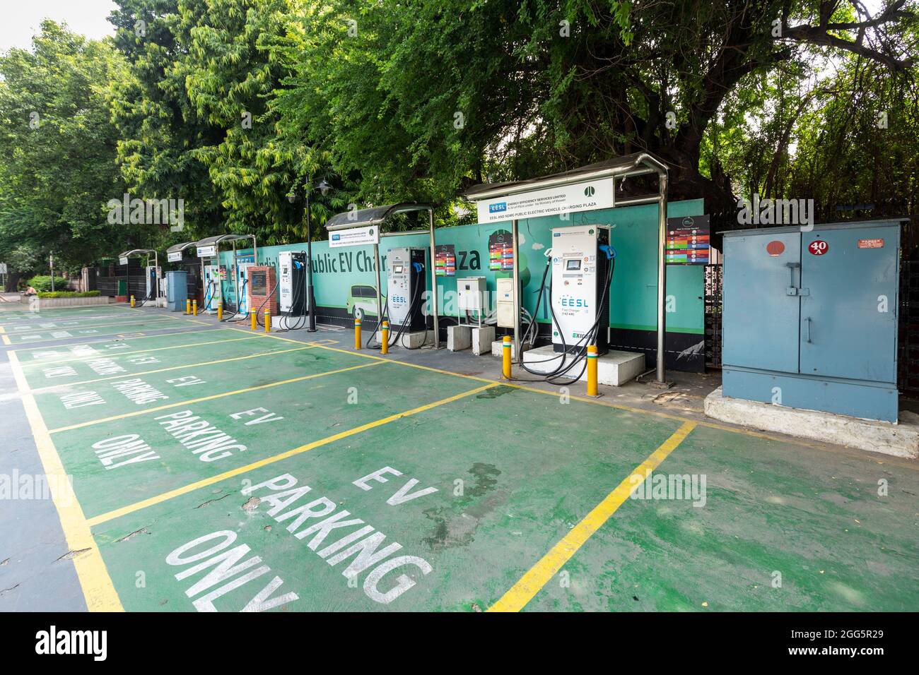 Vista dei punti di ricarica per i veicoli elettrici, stazione di ricarica EV nel centro di Delhi. Foto Stock